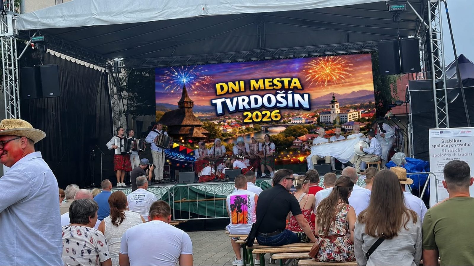 Tím MRT pri mixpulte na letnom festivale